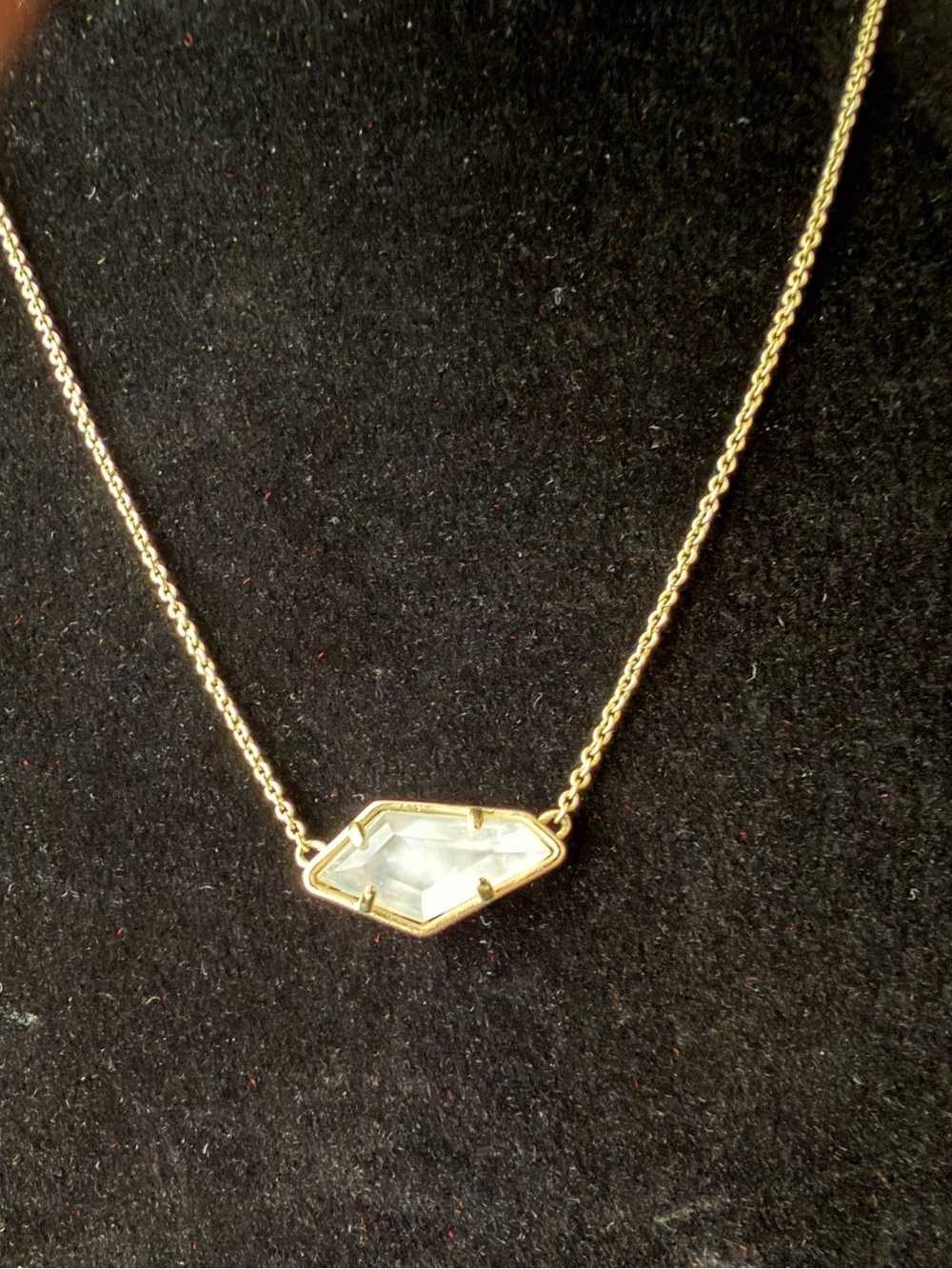 Kendra Scott Lilith Short 15”- 18” Necklace with Mother of Pearl like Pendant